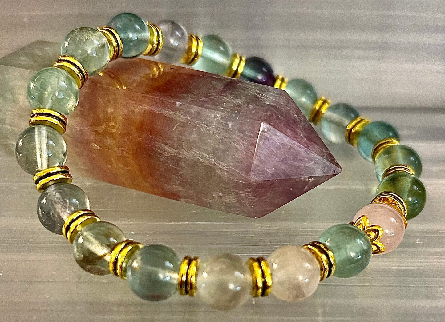 Encuentra la calma con nuestra pulsera de cuarzo rosa y fluorita arcoíris "Paz Interior"