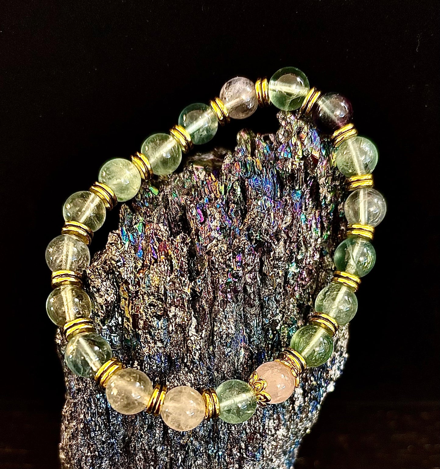 Encuentra la calma con nuestra pulsera de cuarzo rosa y fluorita arcoíris "Paz Interior"