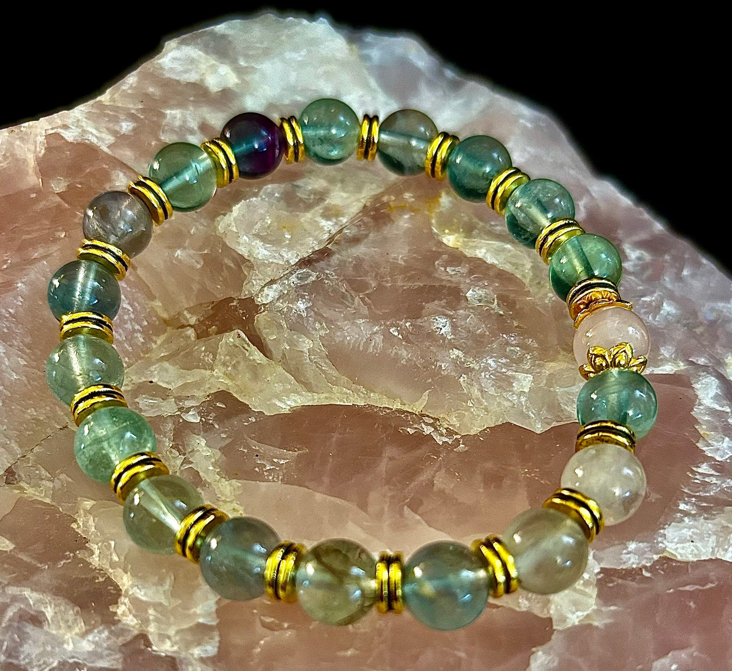 Encuentra la calma con nuestra pulsera de cuarzo rosa y fluorita arcoíris "Paz Interior"