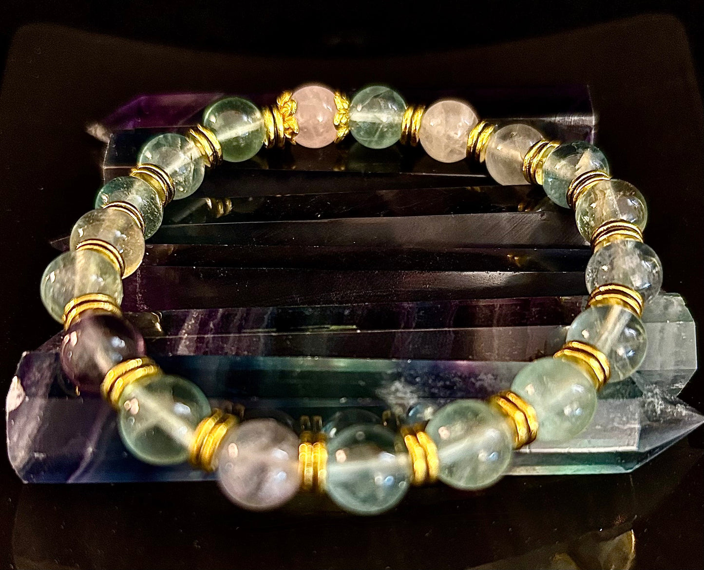 Encuentra la calma con nuestra pulsera de cuarzo rosa y fluorita arcoíris "Paz Interior"