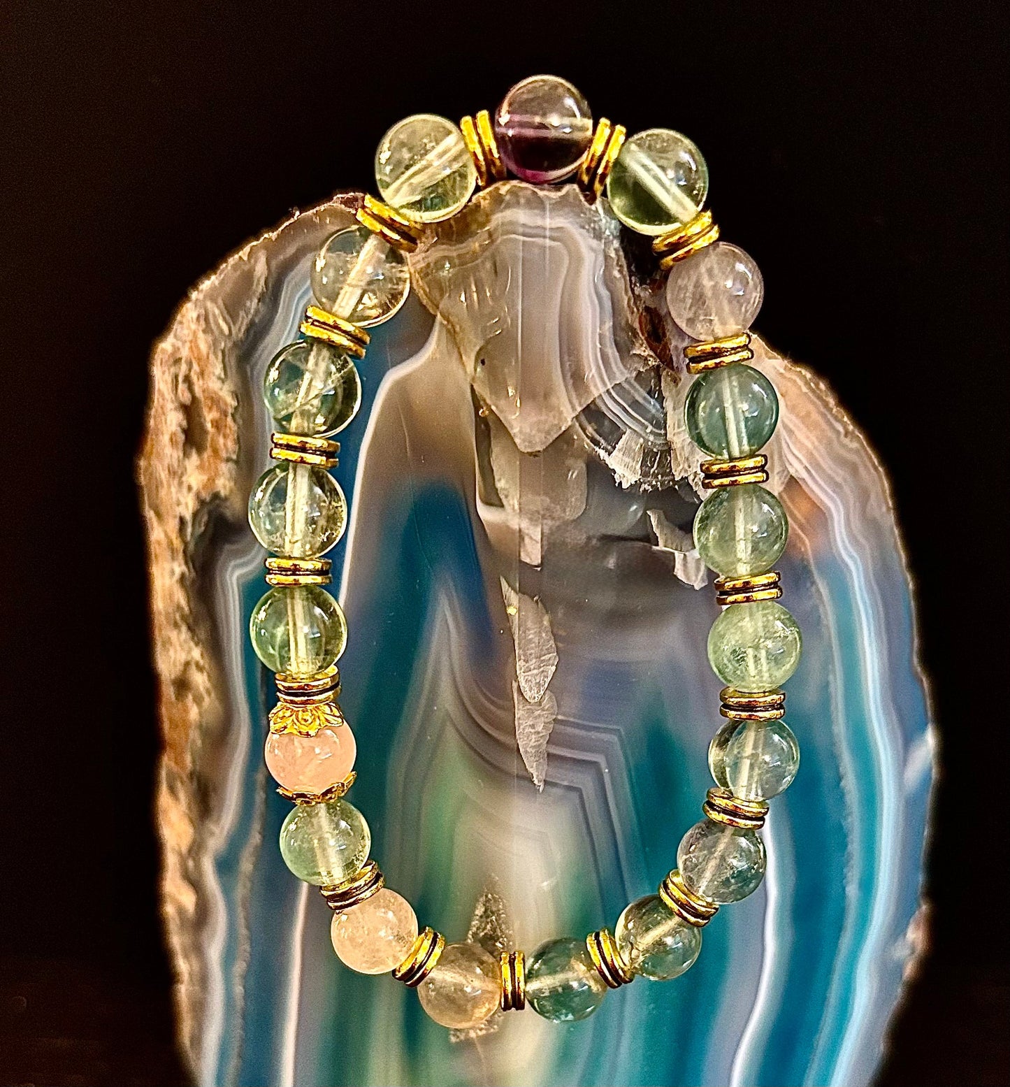Encuentra la calma con nuestra pulsera de cuarzo rosa y fluorita arcoíris "Paz Interior"