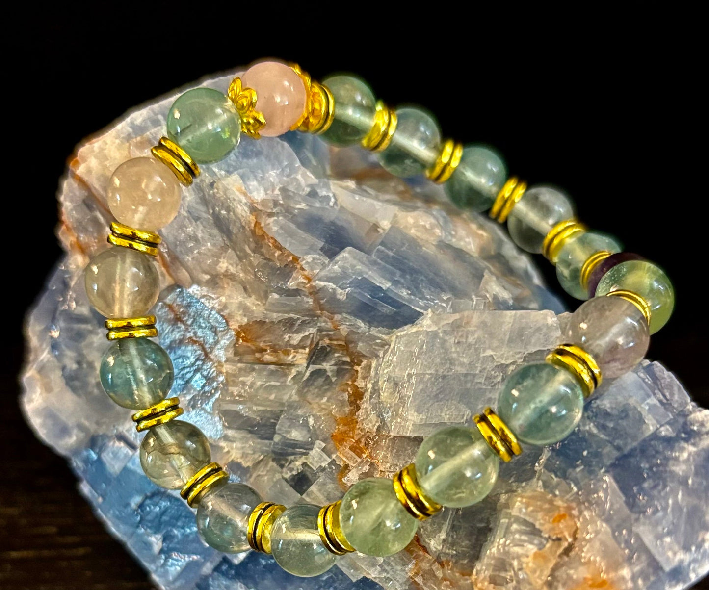 Encuentra la calma con nuestra pulsera de cuarzo rosa y fluorita arcoíris "Paz Interior"