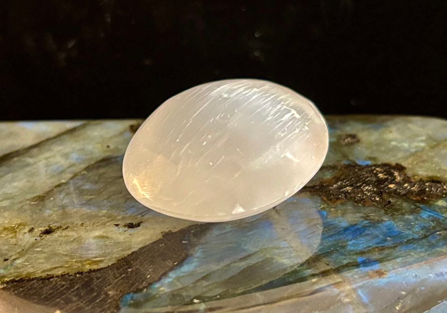 Piedra de palma de selenita – 4 cm (1.57") – Cristal limpiador de aura para sanación energética y claridad