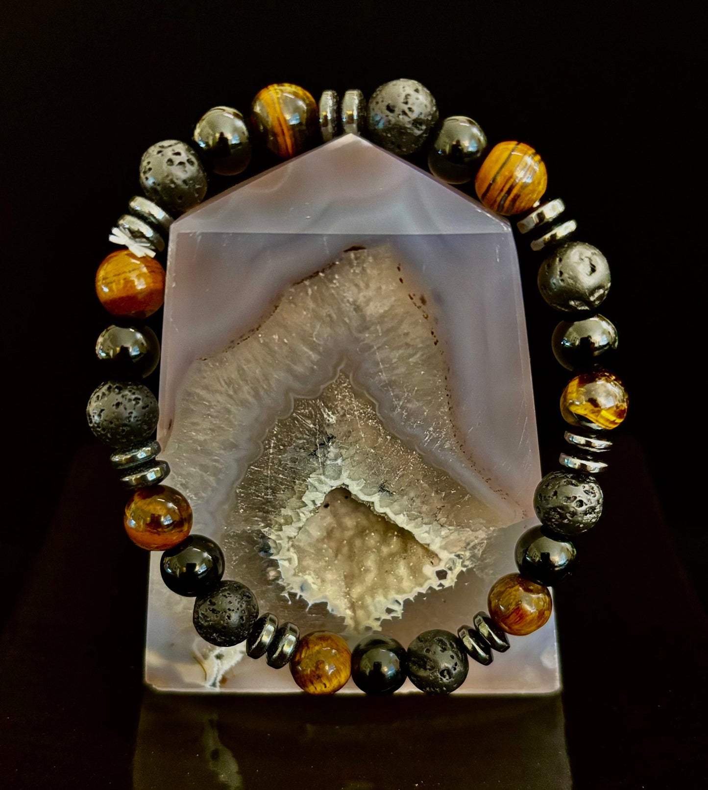 Pulsera energética para hombre – Ojo de tigre, ónix negro y roca de lava con separadores de metal negro (para muñecas grandes)