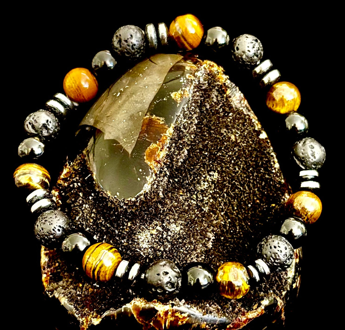Pulsera energética para hombre – Ojo de tigre, ónix negro y roca de lava con separadores de metal negro (para muñecas grandes)