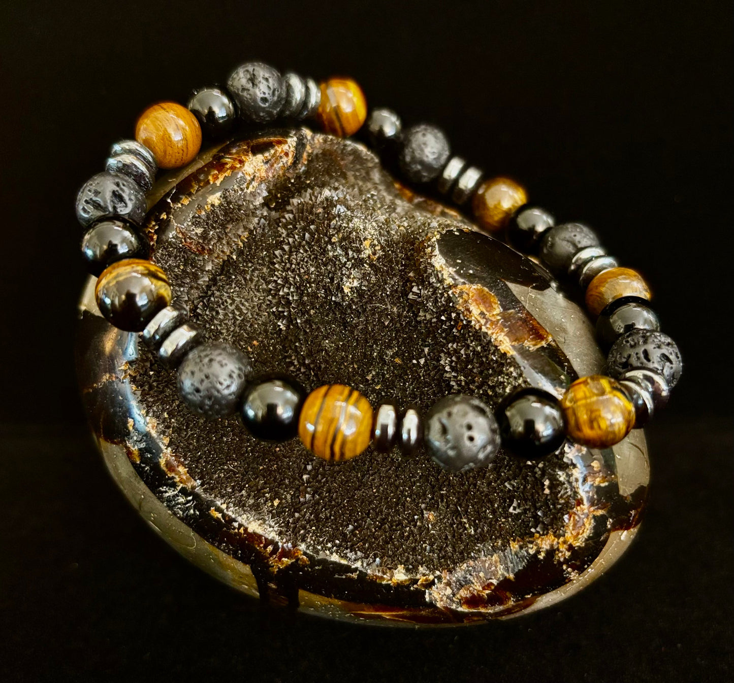 Pulsera energética para hombre – Ojo de tigre, ónix negro y roca de lava con separadores de metal negro (para muñecas grandes)