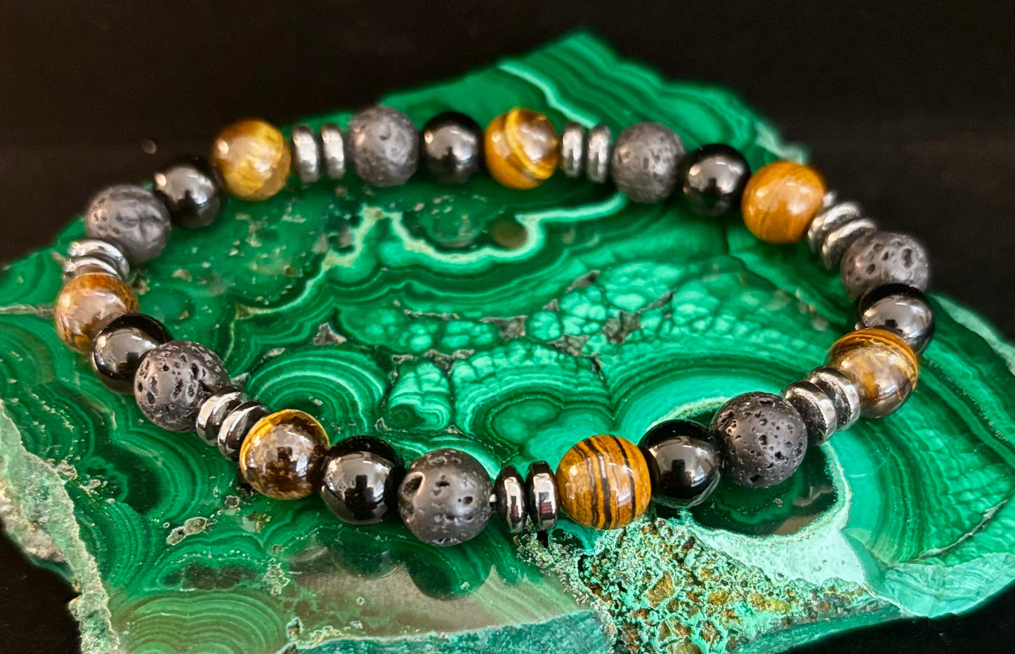 Pulsera energética para hombre – Ojo de tigre, ónix negro y roca de lava con separadores de metal negro (para muñecas grandes)