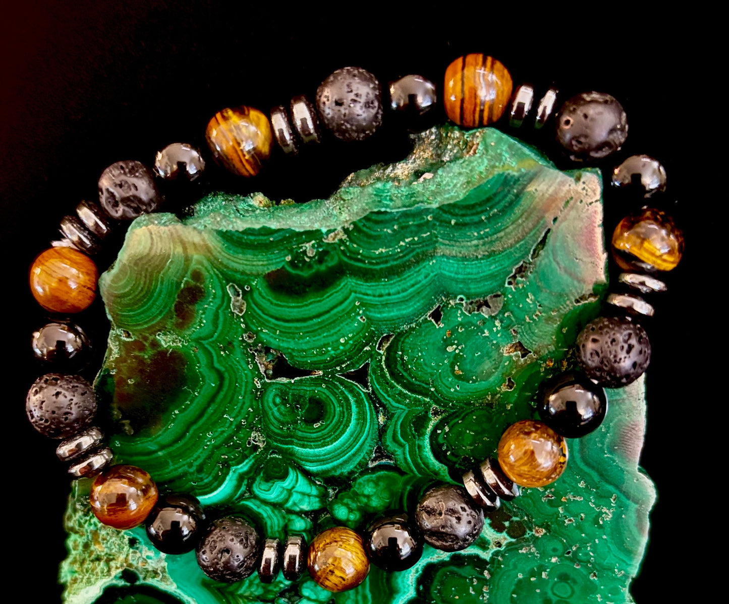 Pulsera energética para hombre – Ojo de tigre, ónix negro y roca de lava con separadores de metal negro (para muñecas grandes)