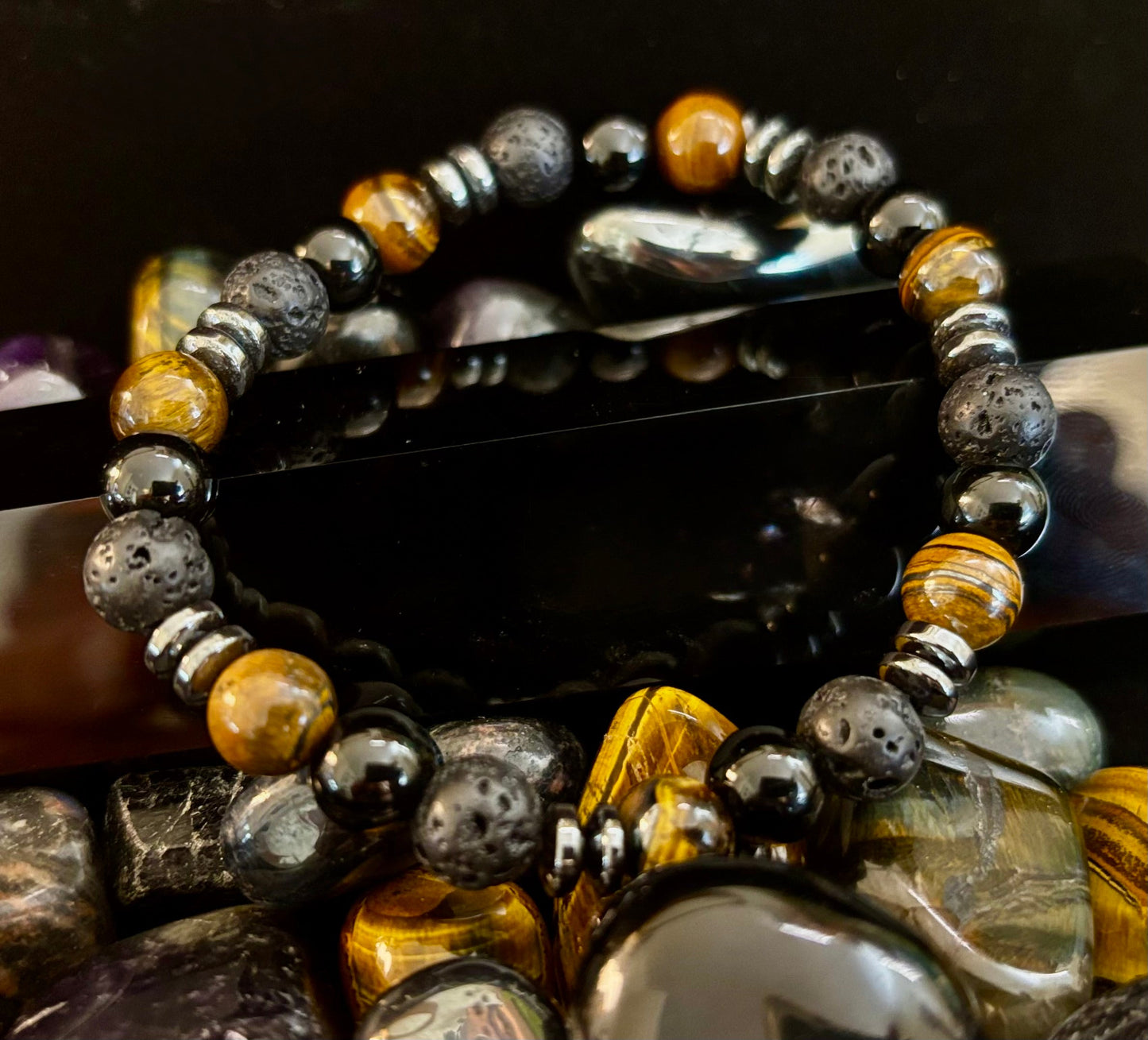 Pulsera energética para hombre – Ojo de tigre, ónix negro y roca de lava con separadores de metal negro (para muñecas grandes)