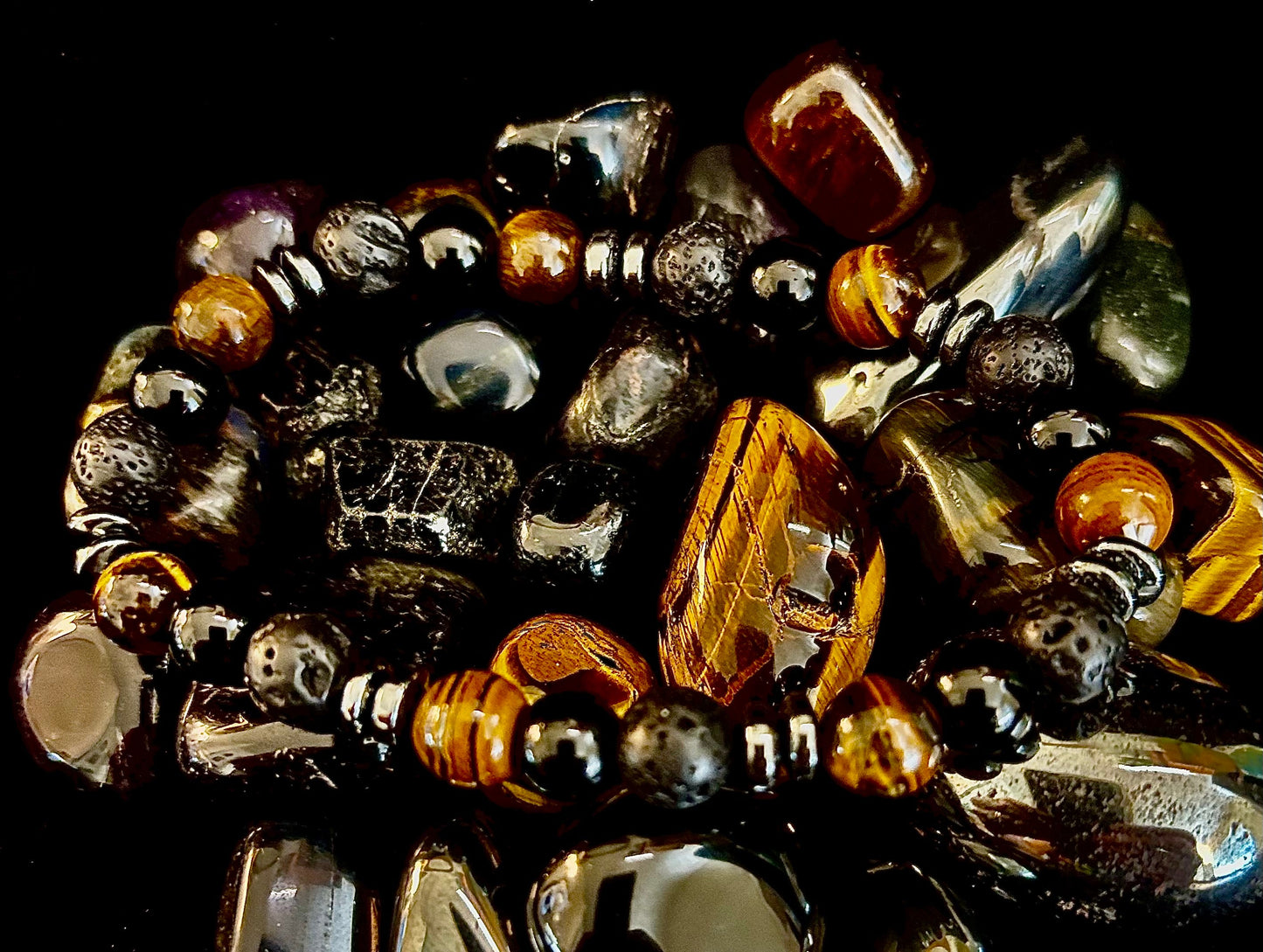 Pulsera energética para hombre – Ojo de tigre, ónix negro y roca de lava con separadores de metal negro (para muñecas grandes)