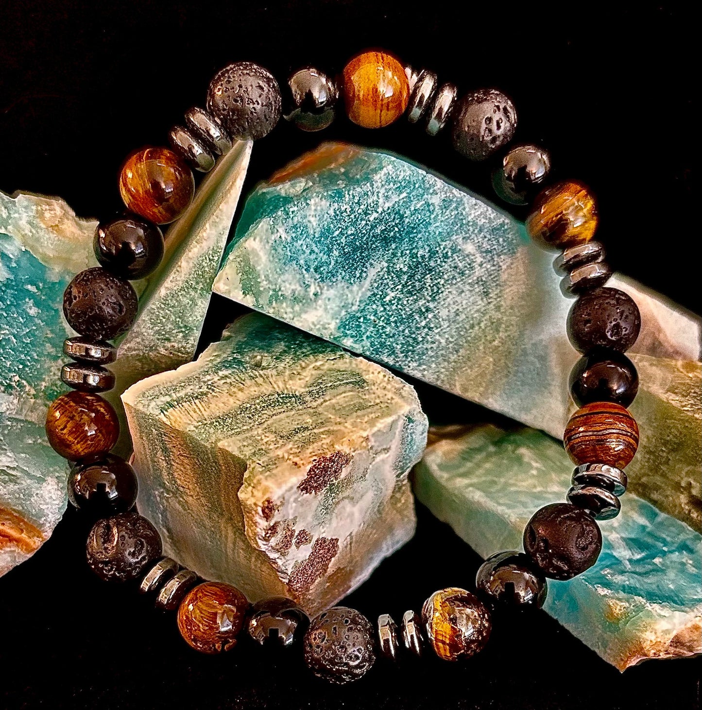 Pulsera energética para hombre – Ojo de tigre, ónix negro y roca de lava con separadores de metal negro (para muñecas grandes)