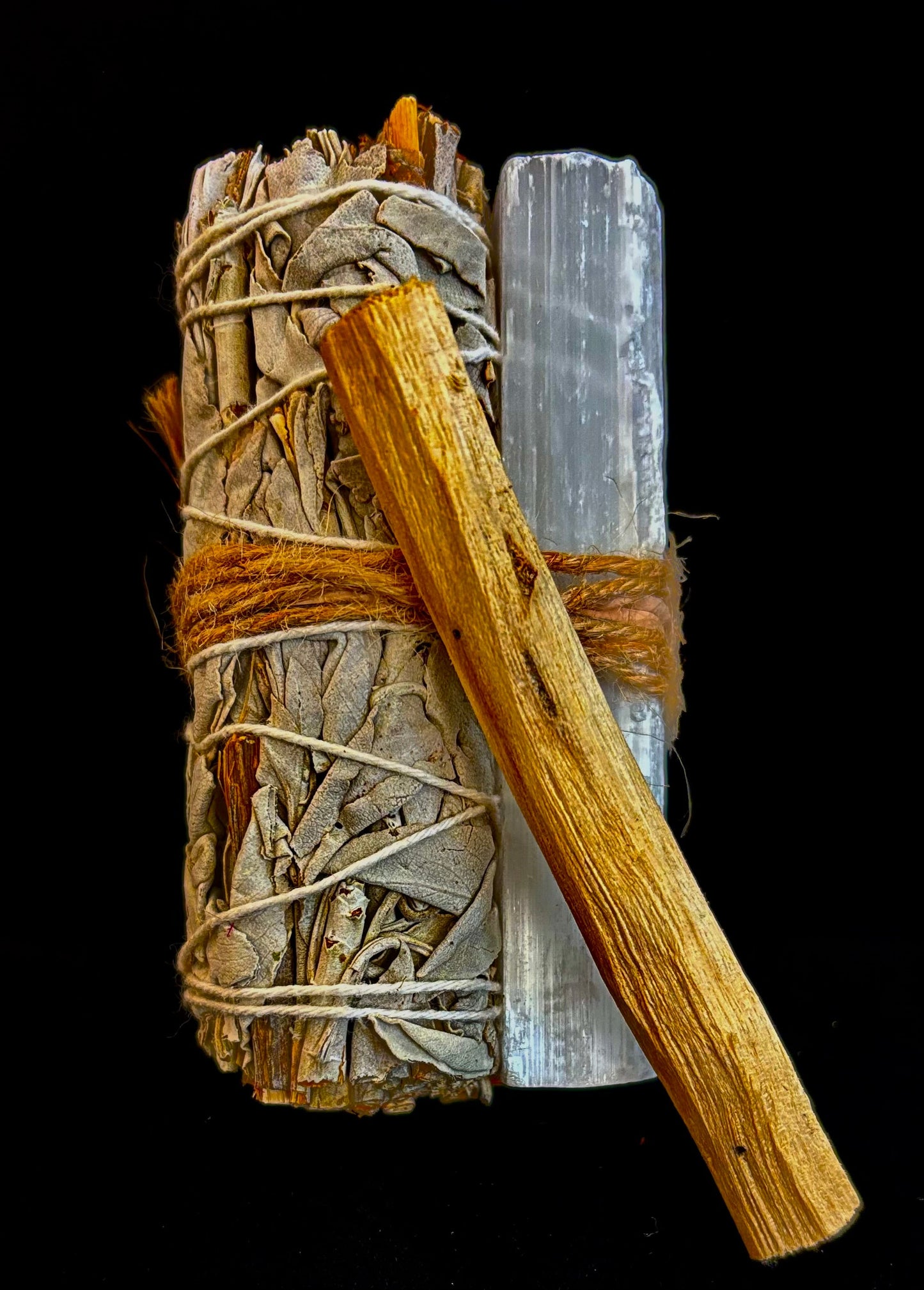 Atado para sahumerios de salvia con chakras de 4" con palo santo y selenita en bruto – de origen ético de México