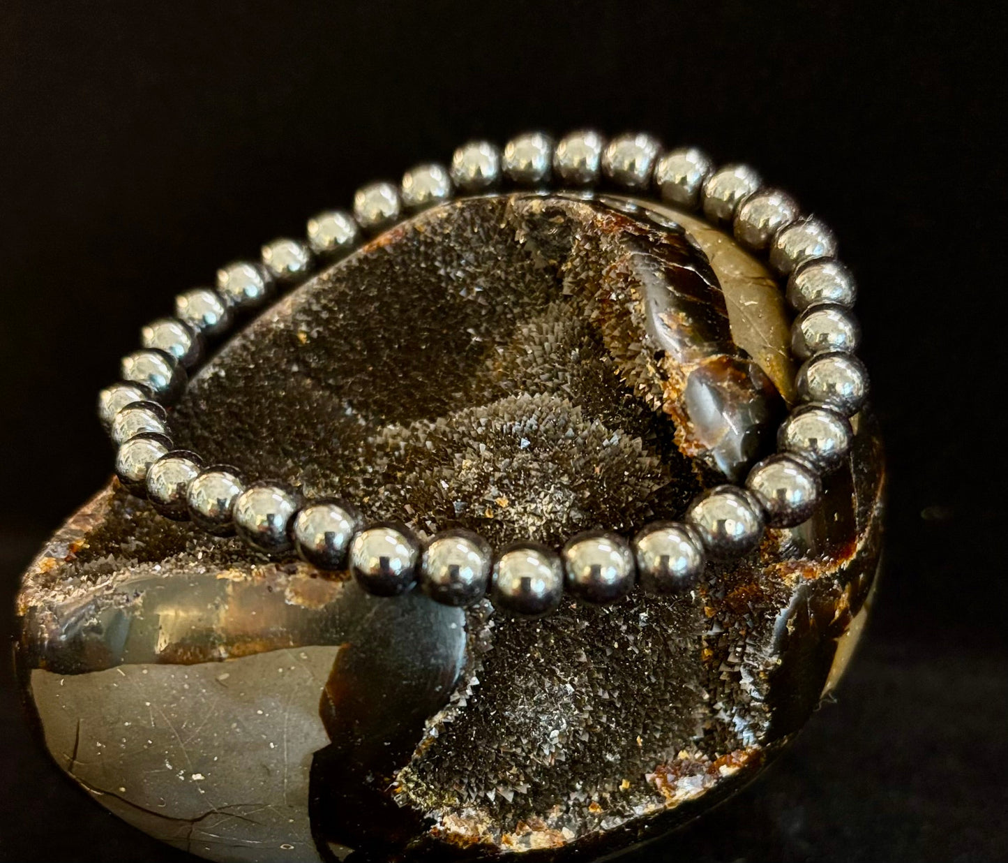 Pulsera de Hematita para Conexión a Tierra y Protección – Piedra Curativa para el Chakra Raíz para Confianza, Claridad y Estabilidad (Opciones de 6mm, 8mm, 10mm)