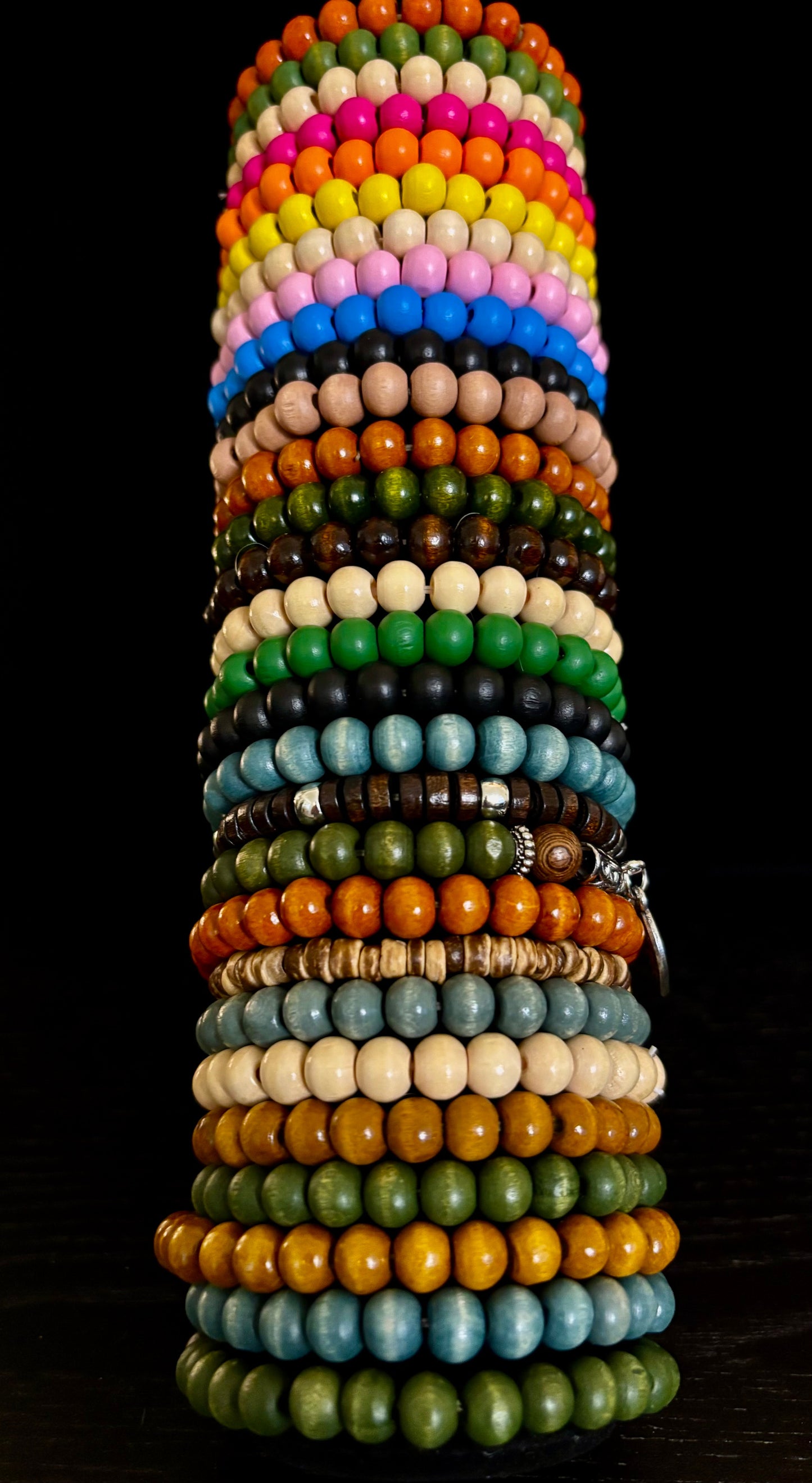 Vibras Bohemias: Juego de Pulseras de Cuentas de Madera Hechas a Mano (Paquete de 5)