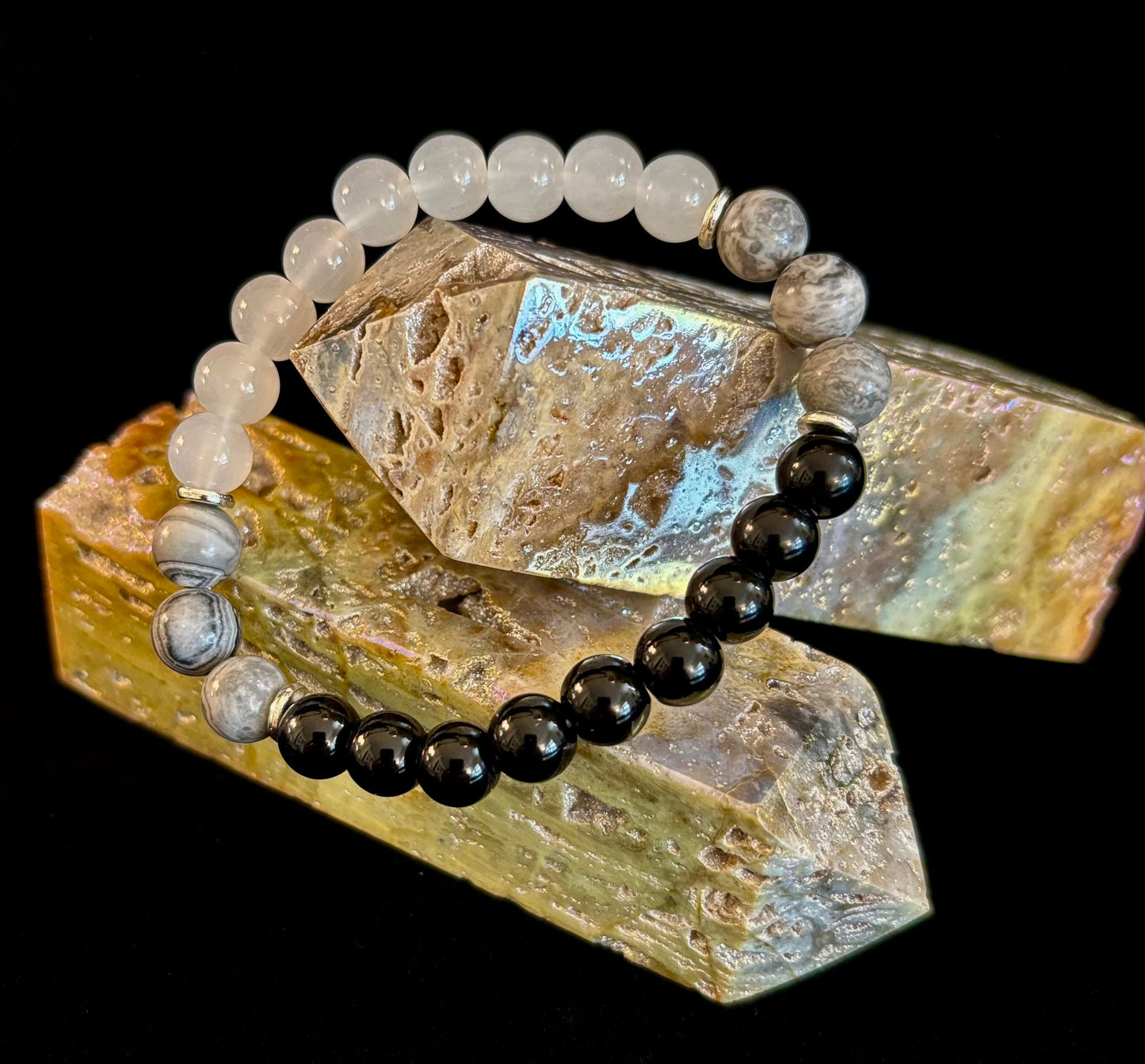 Pulsera de protección fabulosa "Wicked Trio" — Escudo energético de turmalina negra, labradorita y piedra luna infundidas con reiki