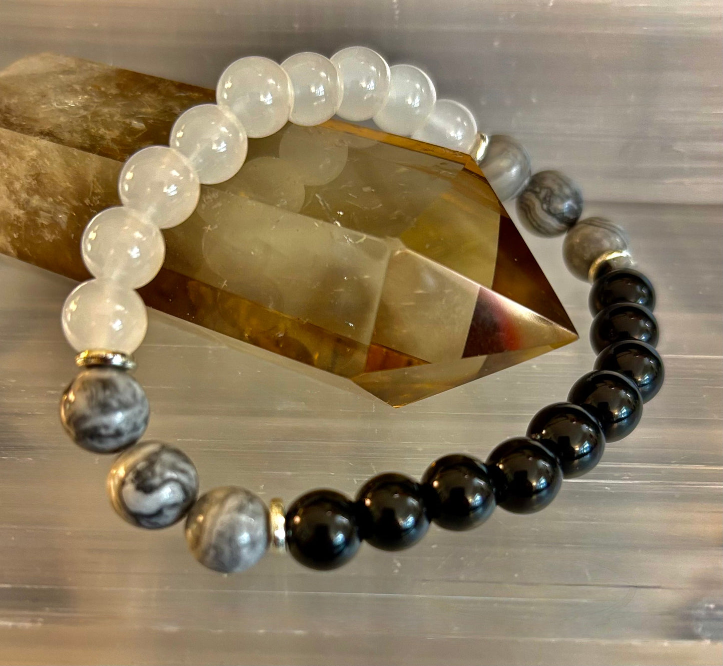 Pulsera de protección fabulosa "Wicked Trio" — Escudo energético de turmalina negra, labradorita y piedra luna infundidas con reiki
