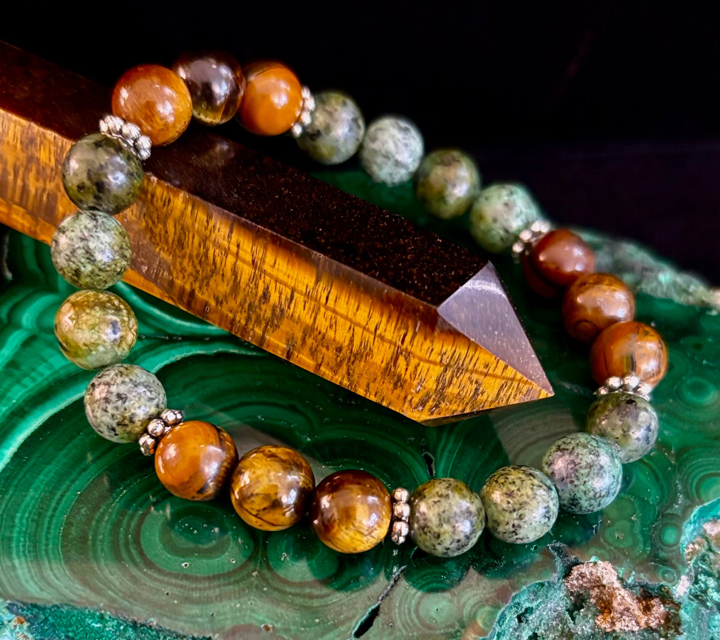 Pulsera de cuentas de ojo de tigre y turquesa africana para muñecas pequeñas – Aumenta la confianza y el coraje
