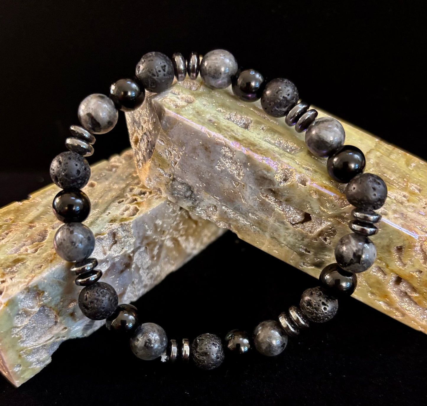 Pulsera de guerrero místico para hombre – Labradorita, ónix negro y roca de lava con espaciadores de metal negro (se adapta a muñecas grandes)