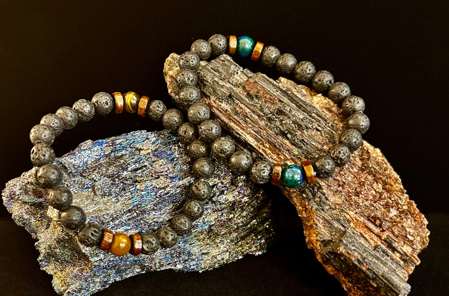 Pulsera de roca de lava y piedra negra para hombre – Piedras decorativas naturales azules, grises o marrones | Muñeca mediana-grande