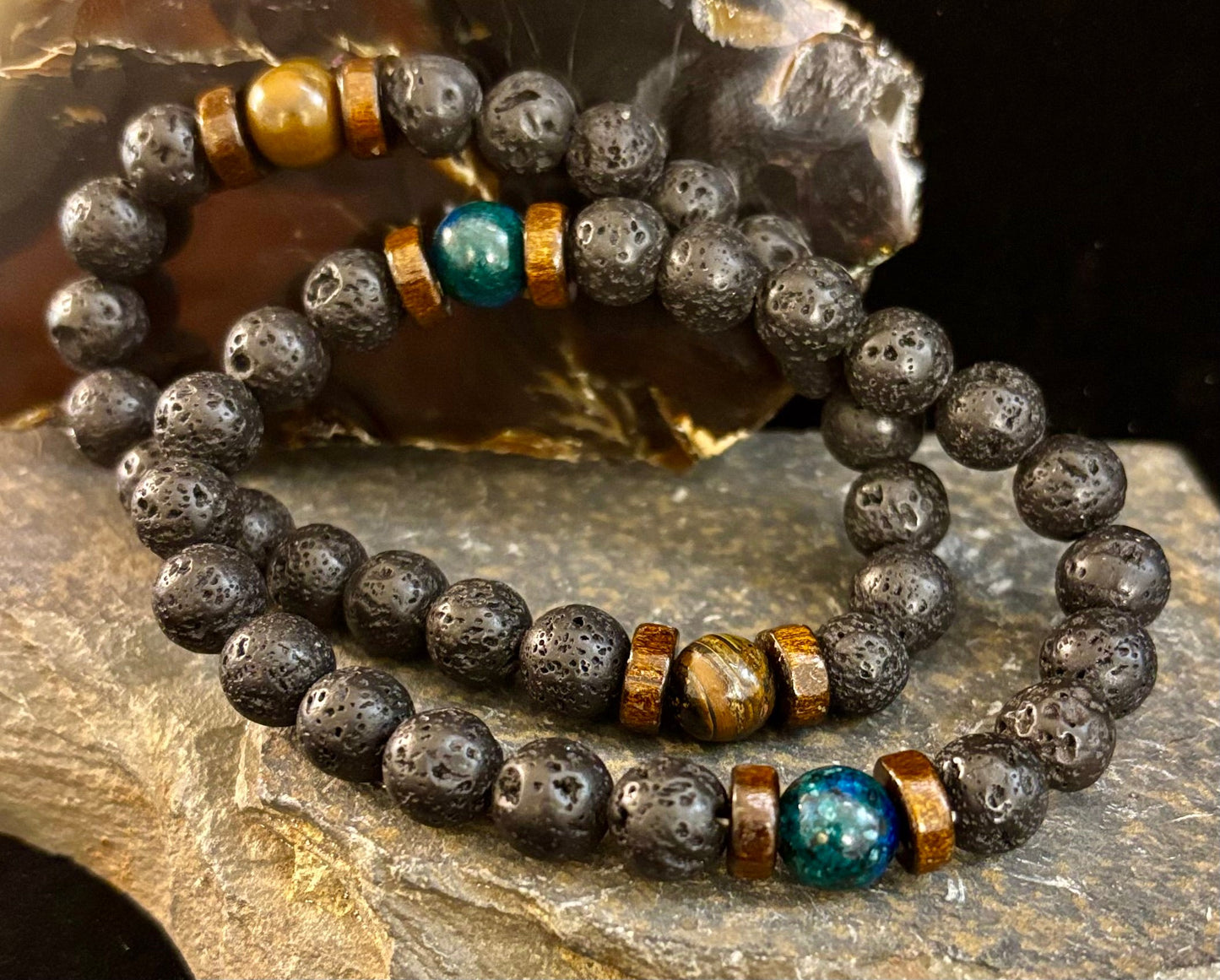 Pulsera de roca de lava y piedra negra para hombre – Piedras decorativas naturales azules, grises o marrones | Muñeca mediana-grande