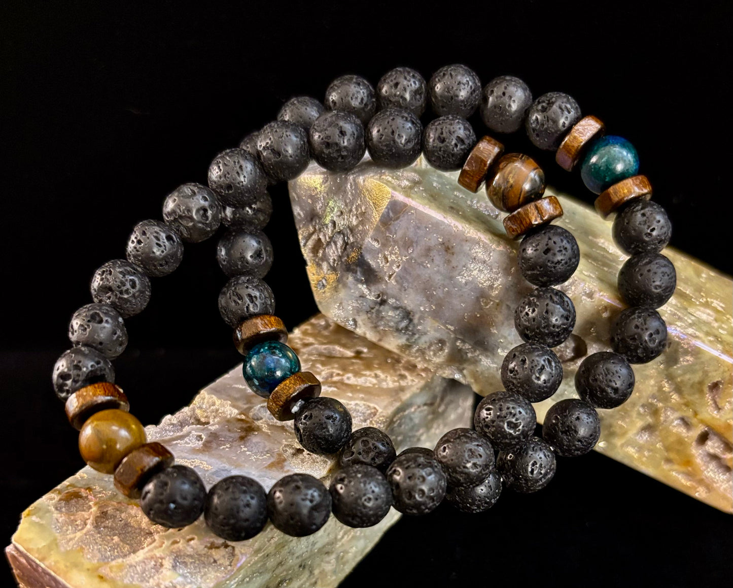 Pulsera de roca de lava y piedra negra para hombre – Piedras decorativas naturales azules, grises o marrones | Muñeca mediana-grande