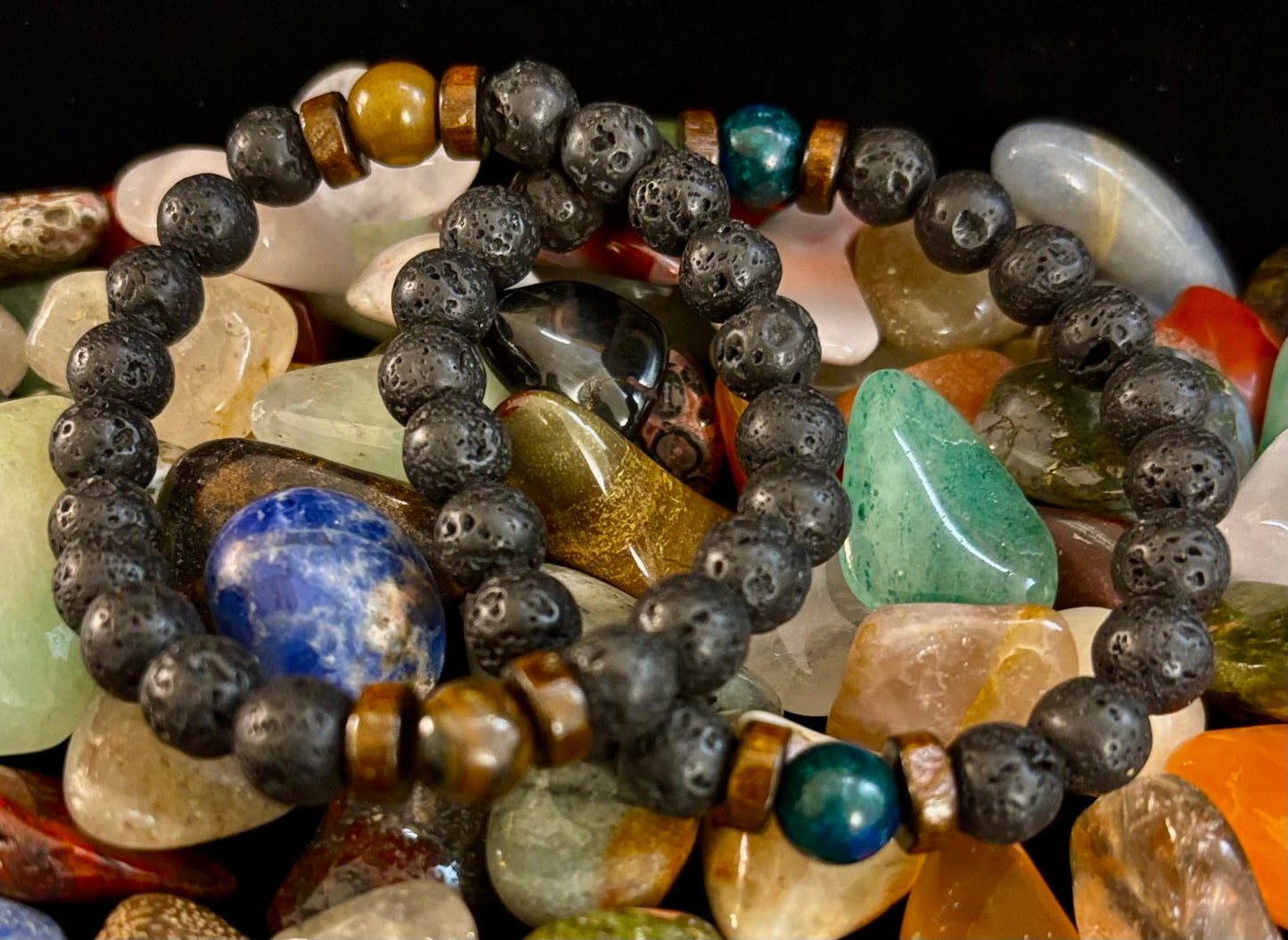 Pulsera de roca de lava y piedra negra para hombre – Piedras decorativas naturales azules, grises o marrones | Muñeca mediana-grande