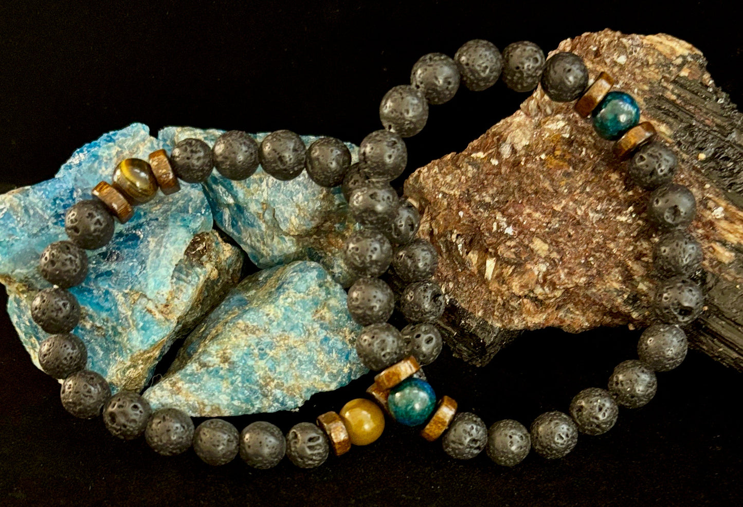 Pulsera de roca de lava y piedra negra para hombre – Piedras decorativas naturales azules, grises o marrones | Muñeca mediana-grande