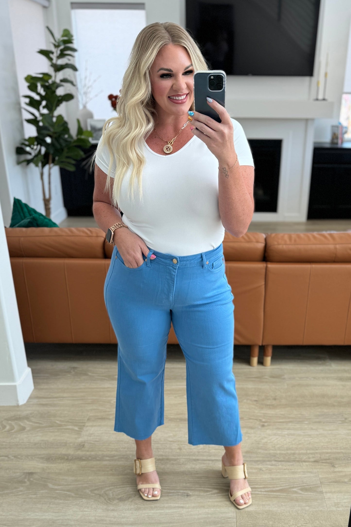Vaqueros cropped Lisa de talle alto y pernera ancha con control de abdomen en azul cielo
