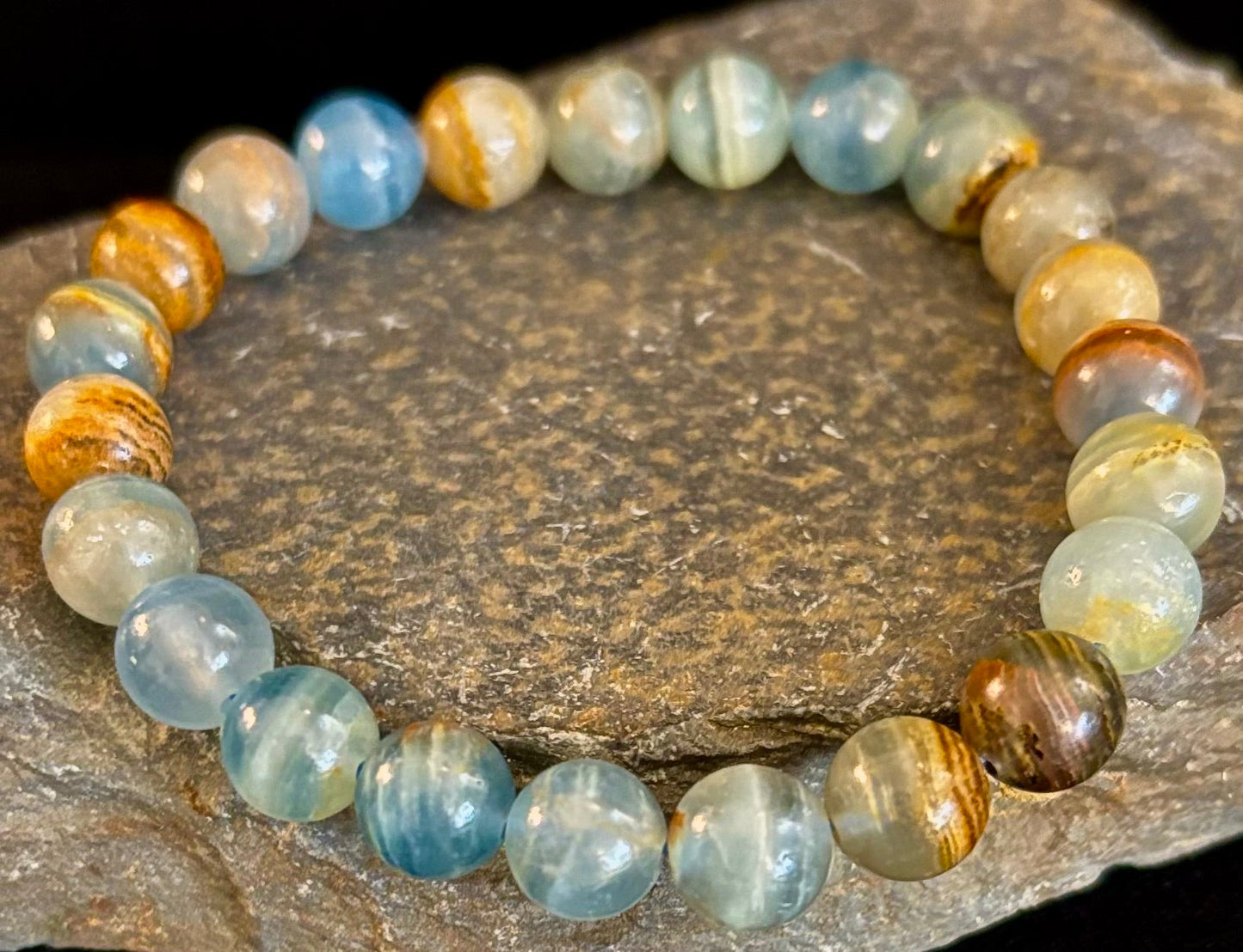 Pulsera de calcita lemuriana de Aquatine - Cuentas de 8 mm y 10 mm (muñecas medianas)