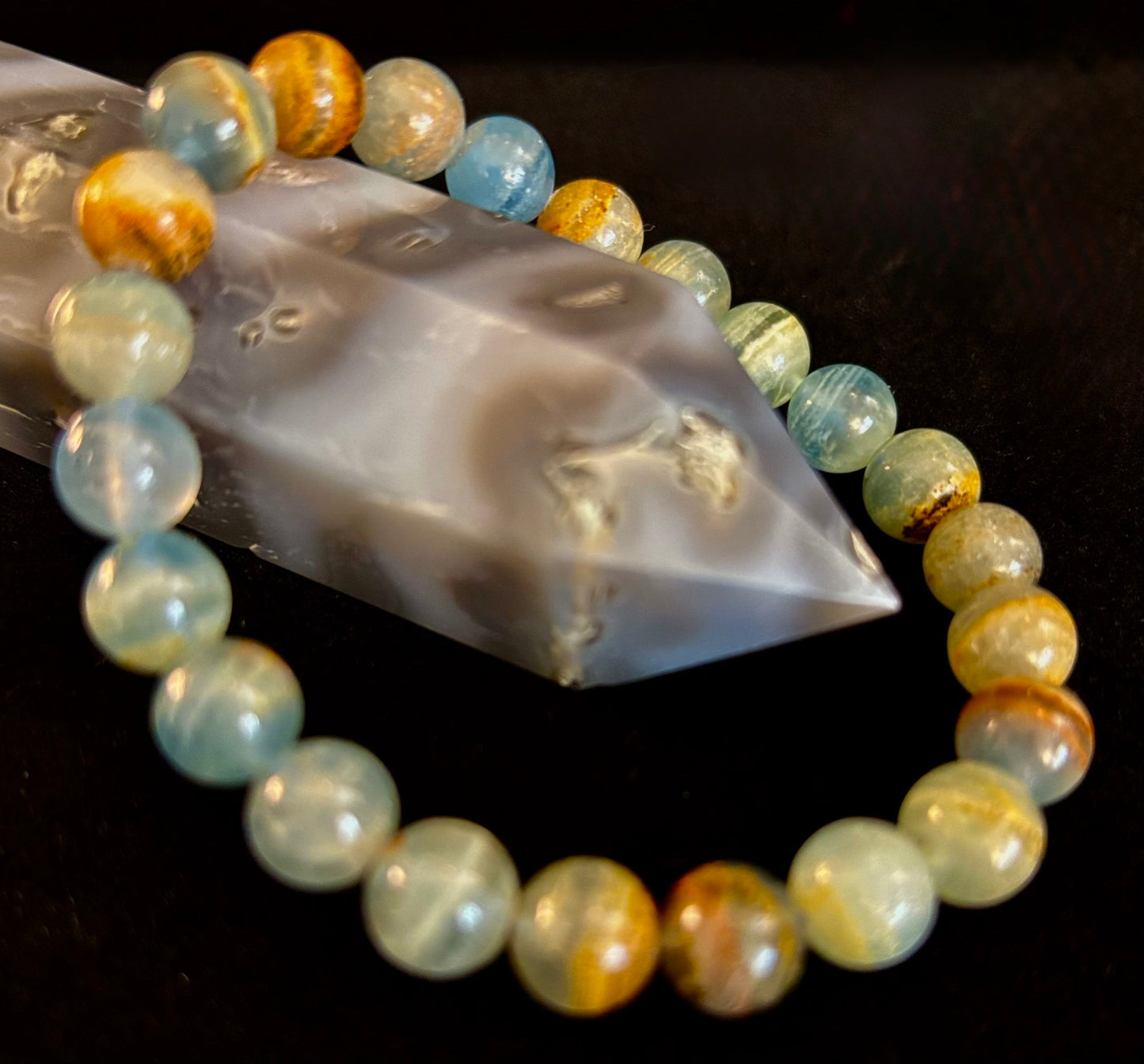 Pulsera de calcita lemuriana de Aquatine - Cuentas de 8 mm y 10 mm (muñecas medianas)