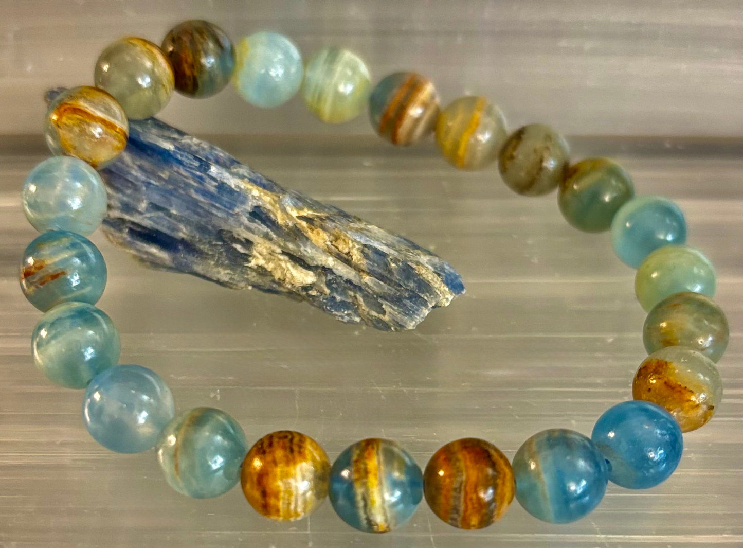 Pulsera de calcita lemuriana de Aquatine - Cuentas de 8 mm y 10 mm (muñecas medianas)