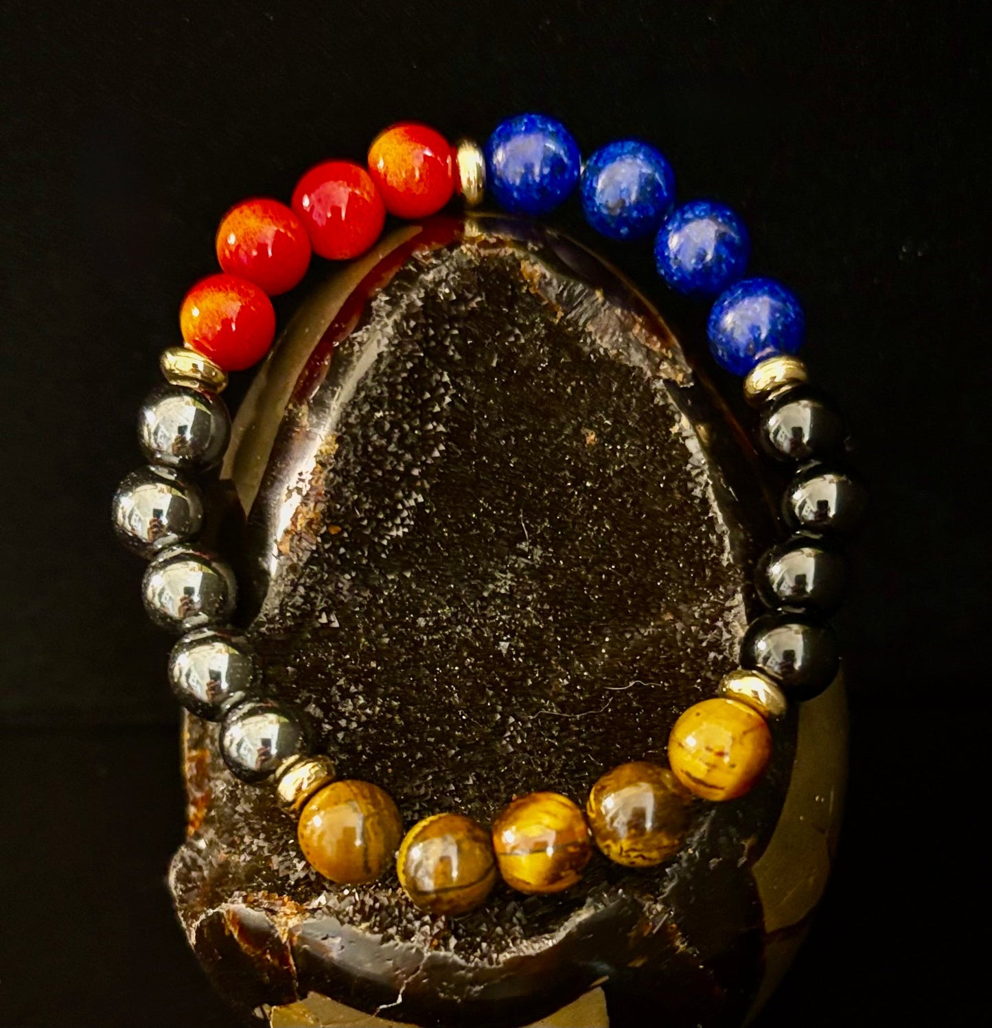 Atrae riqueza y emana confianza: Pulsera de ojo de tigre, lapislázuli y madera (para muñecas pequeñas a medianas)