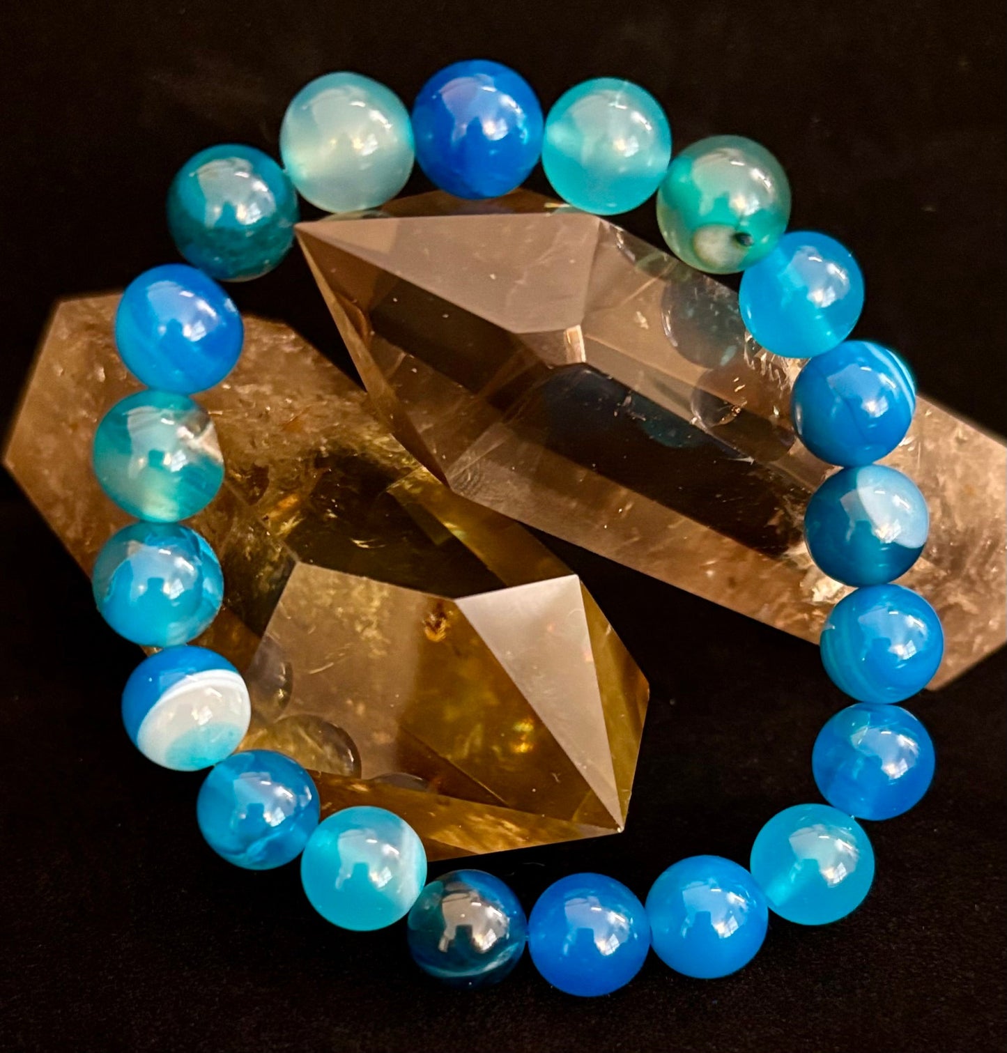 Pulsera Ágata Azul Energía Oceánica Reiki-Infusionada Calma y Comunicación (Muñeca Mediana)