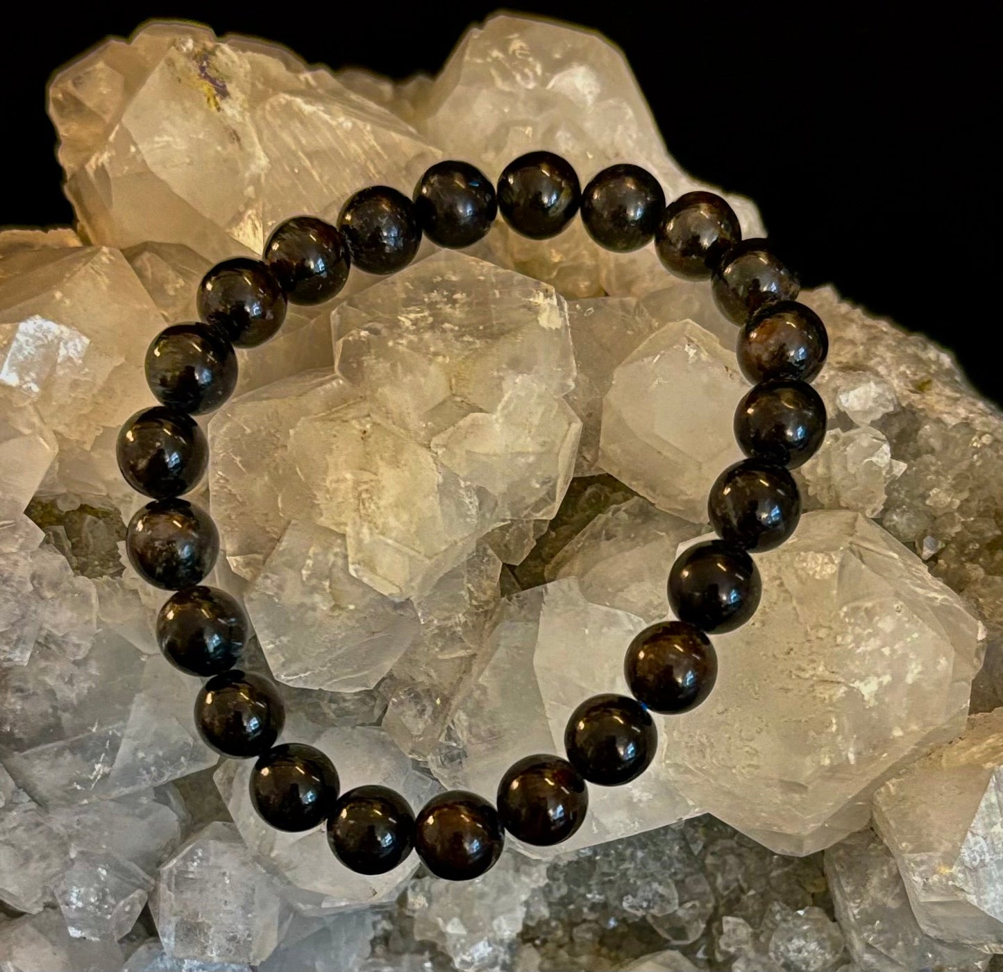 Despierta el poder interior con una pulsera de astrophyllite (arfvedsonita) natural