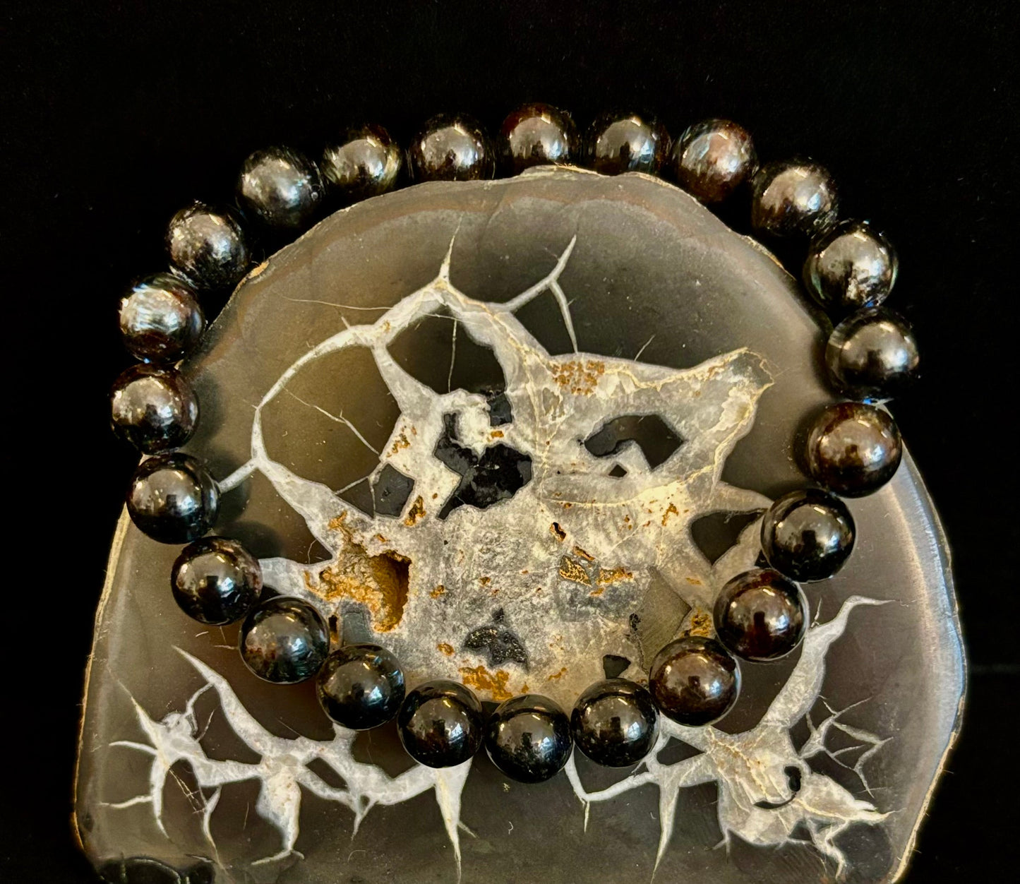 Despierta el poder interior con una pulsera de astrophyllite (arfvedsonita) natural