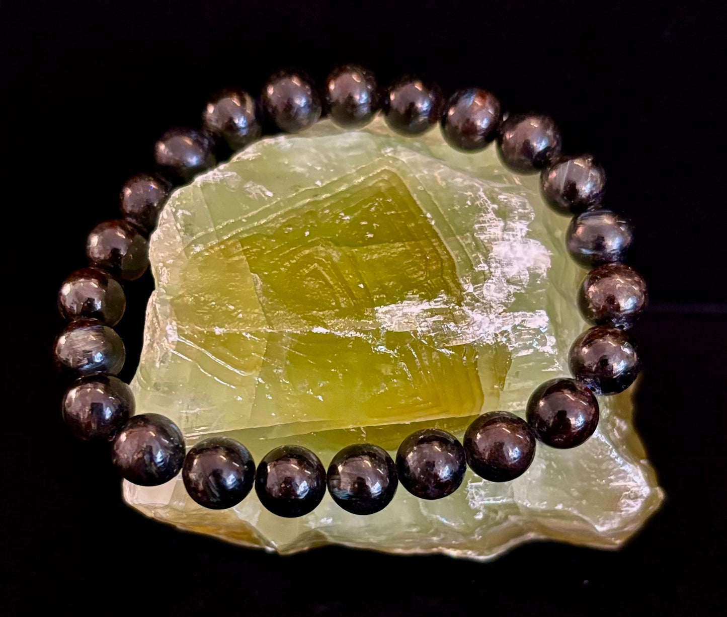 Despierta el poder interior con una pulsera de astrophyllite (arfvedsonita) natural