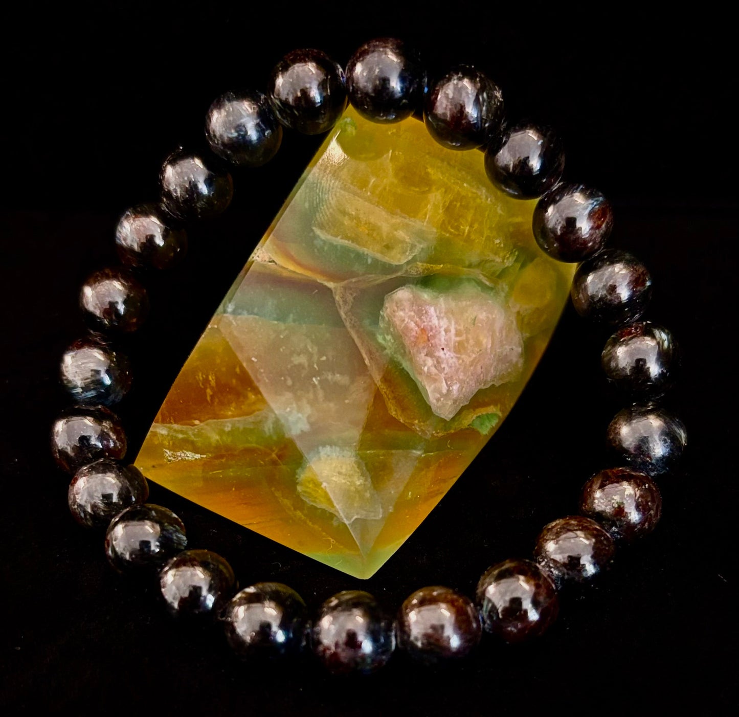 Despierta el poder interior con una pulsera de astrophyllite (arfvedsonita) natural
