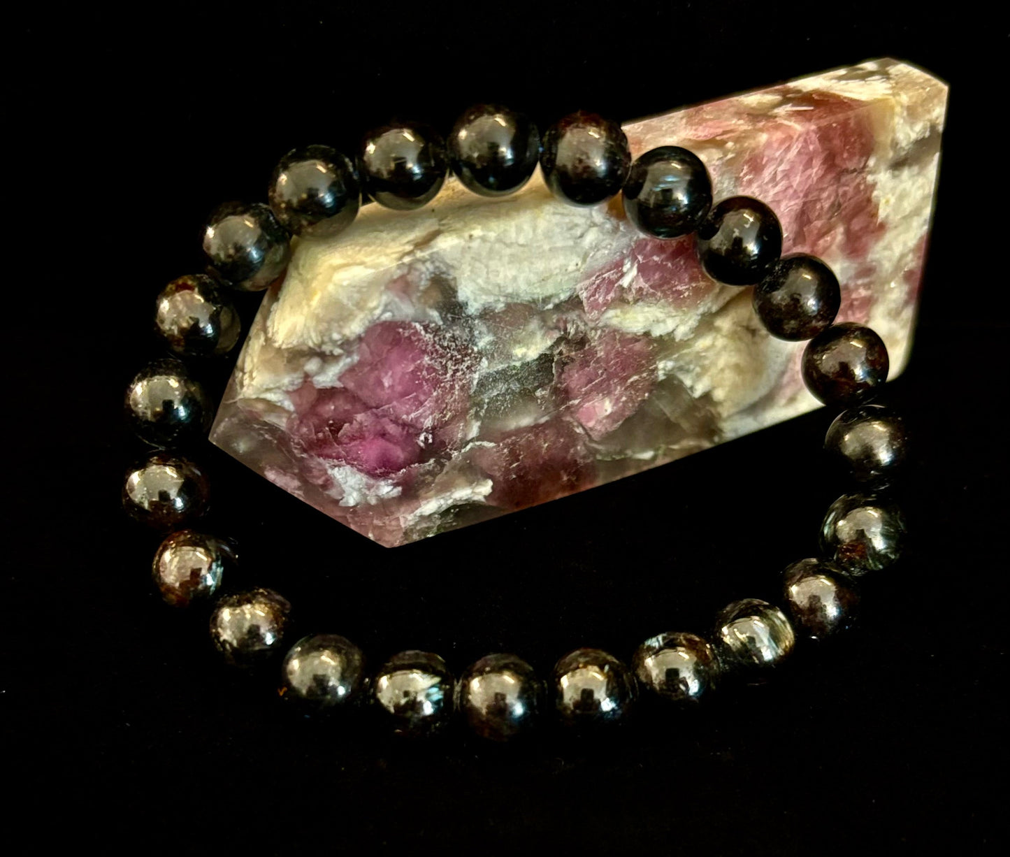 Despierta el poder interior con una pulsera de astrophyllite (arfvedsonita) natural