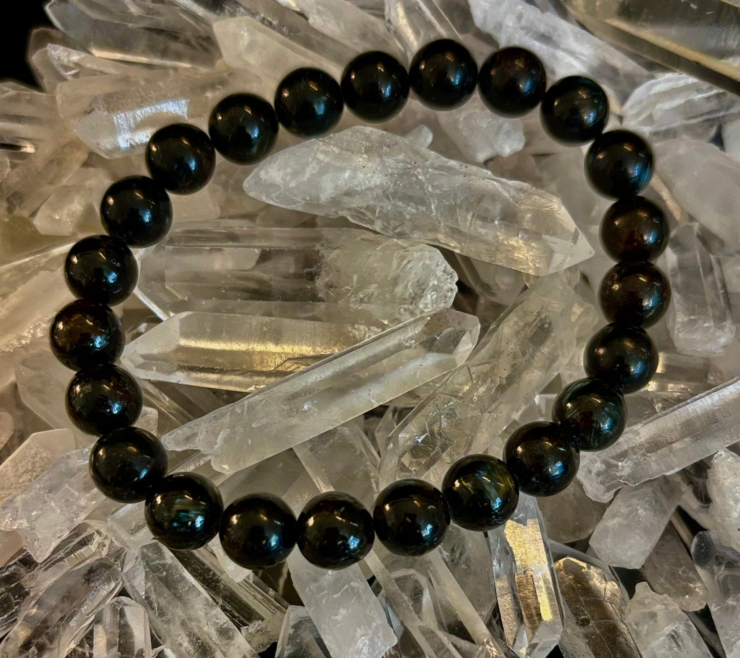 Despierta el poder interior con una pulsera de astrophyllite (arfvedsonita) natural