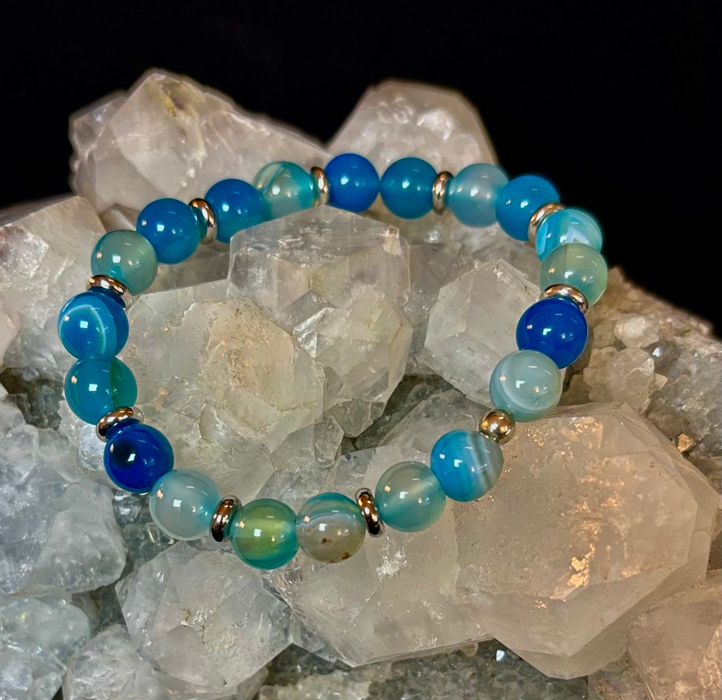 Pulsera de Ágata Azul Rayada – Energía Calmante para Muñecas Pequeñas a Medianas