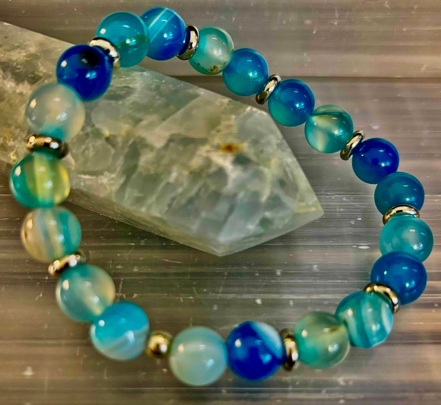 Pulsera de Ágata Azul Rayada – Energía Calmante para Muñecas Pequeñas a Medianas
