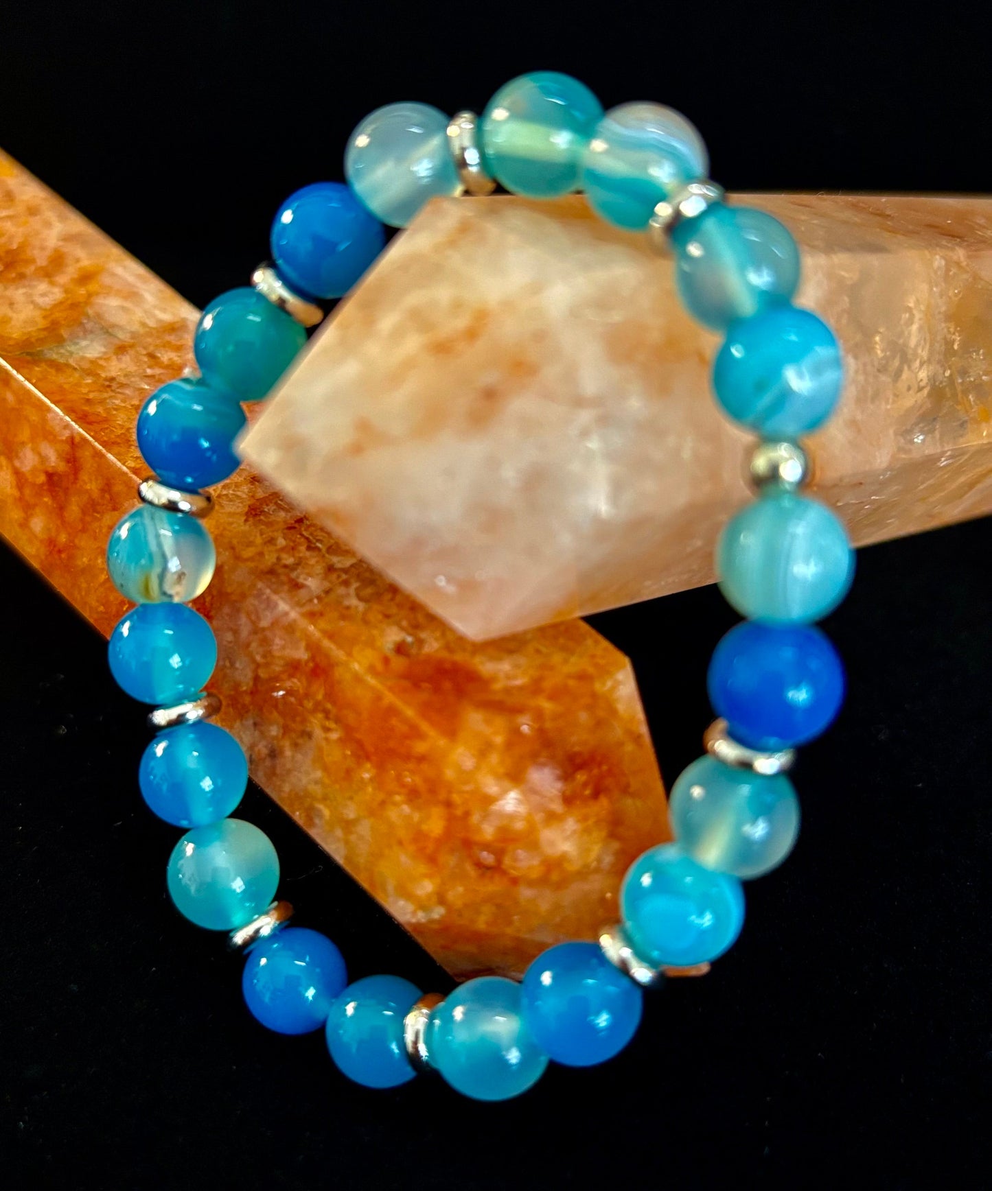 Pulsera de Ágata Azul Rayada – Energía Calmante para Muñecas Pequeñas a Medianas