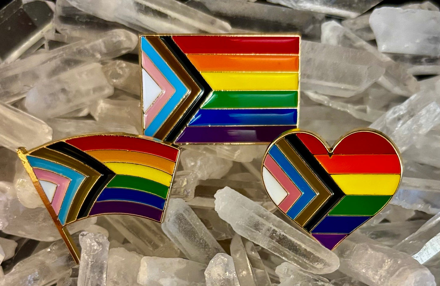 Pin Esmaltado de la Bandera Arcoíris del Orgullo LGBTQ+ – Muchos Estilos Fabulosos