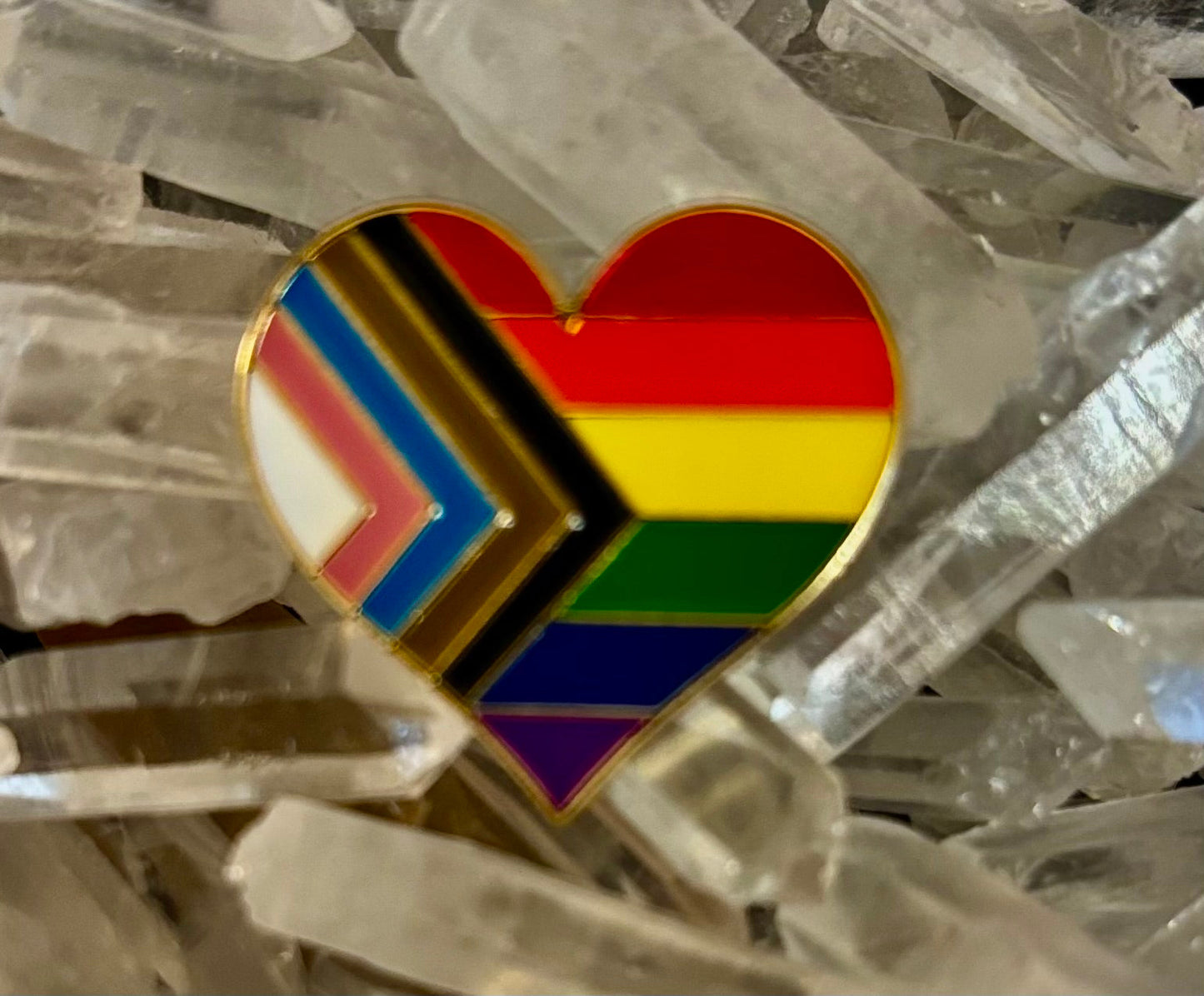 Pin Esmaltado de la Bandera Arcoíris del Orgullo LGBTQ+ – Muchos Estilos Fabulosos