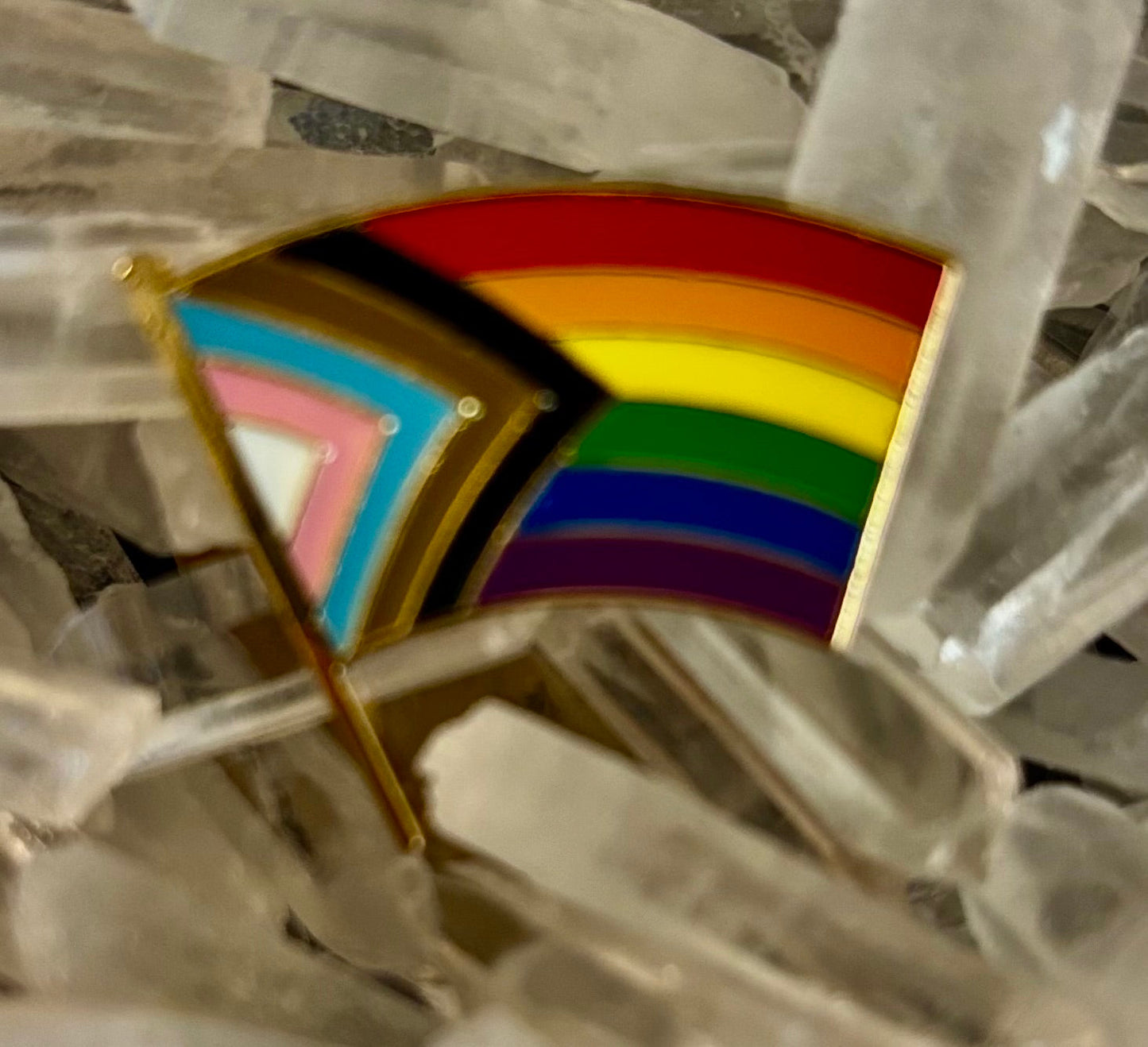 Pin Esmaltado de la Bandera Arcoíris del Orgullo LGBTQ+ – Muchos Estilos Fabulosos