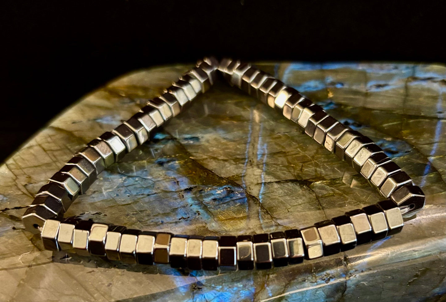 Pulsera de cuentas geométrica retro – Diseñada para muñecas grandes a extragrandes