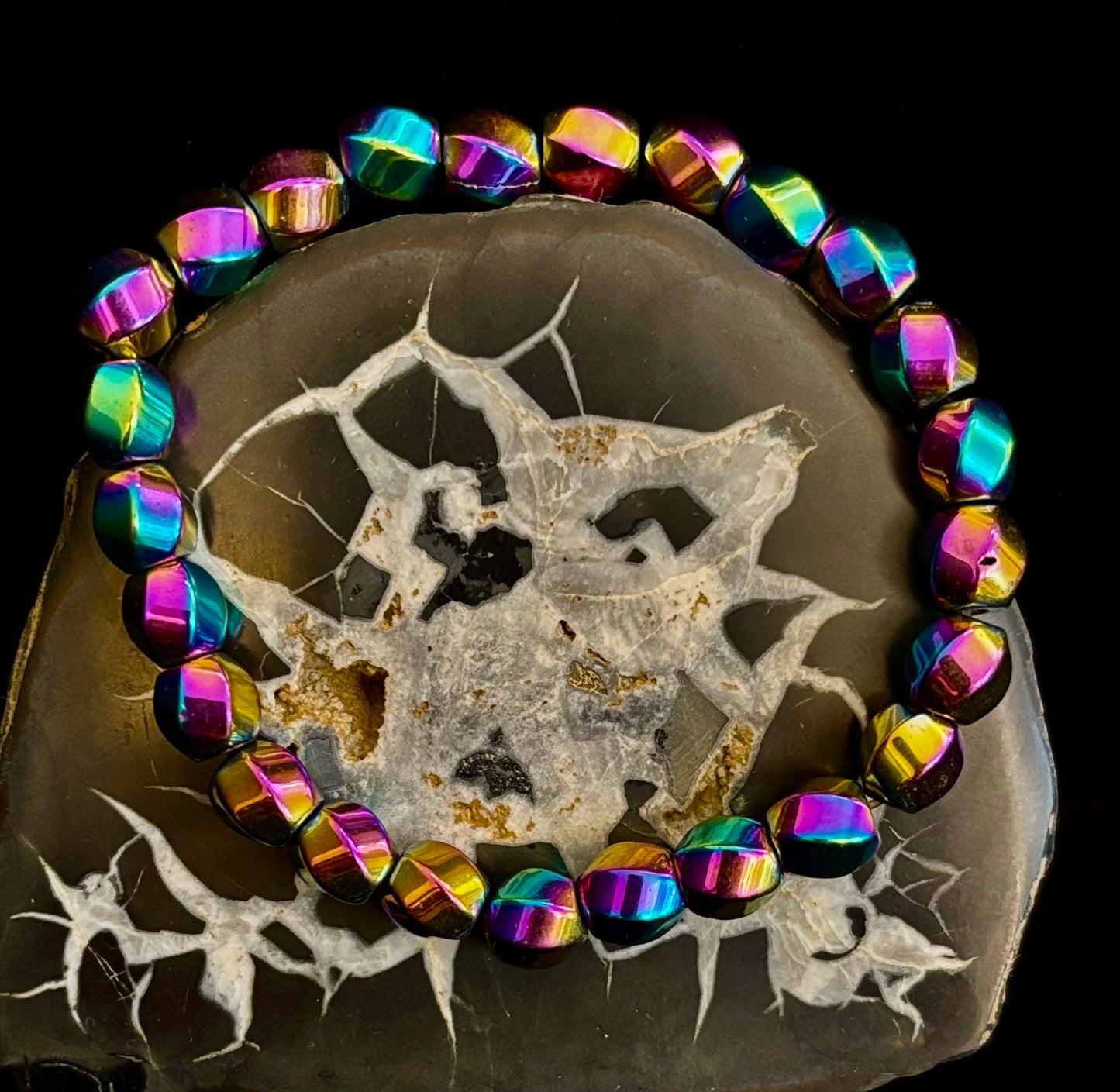 Pulsera de cuentas geométricas estilo arcoíris – Orgullo y poder LGBTQ+ para muñecas medianas y grandes