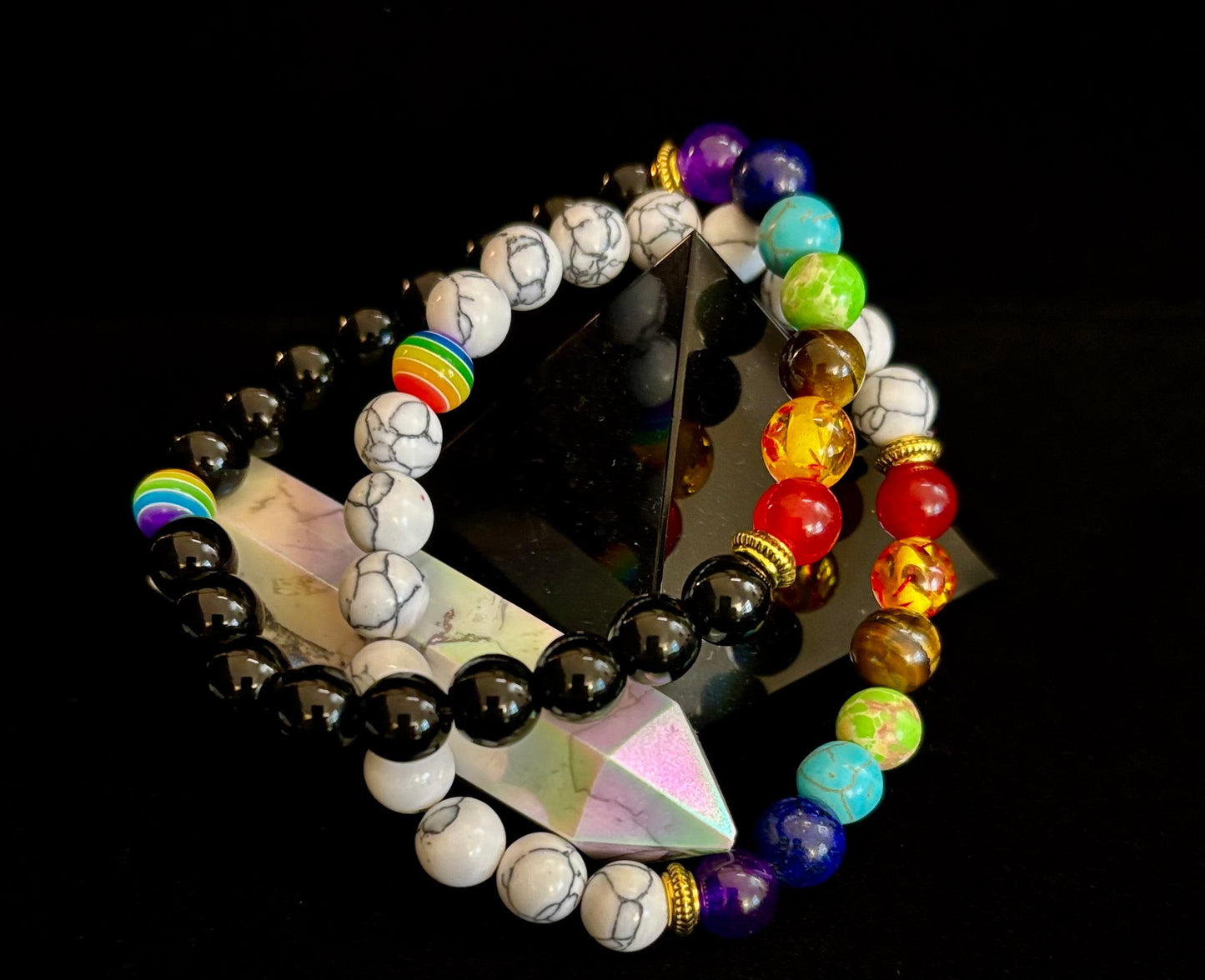 🌈 Pulseras Chakra de Piedra Sintética con Cuenta Pride – Blancas o Negras