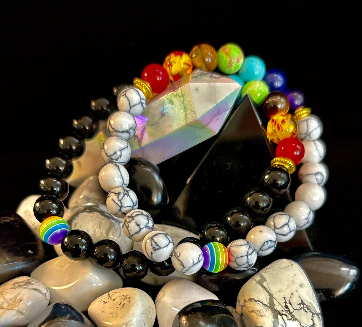 🌈 Pulseras Chakra de Piedra Sintética con Cuenta Pride – Blancas o Negras
