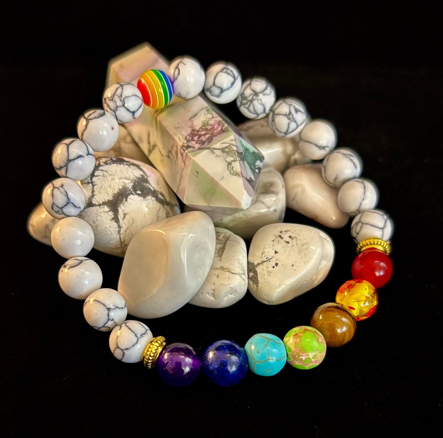 🌈 Pulseras Chakra de Piedra Sintética con Cuenta Pride – Blancas o Negras